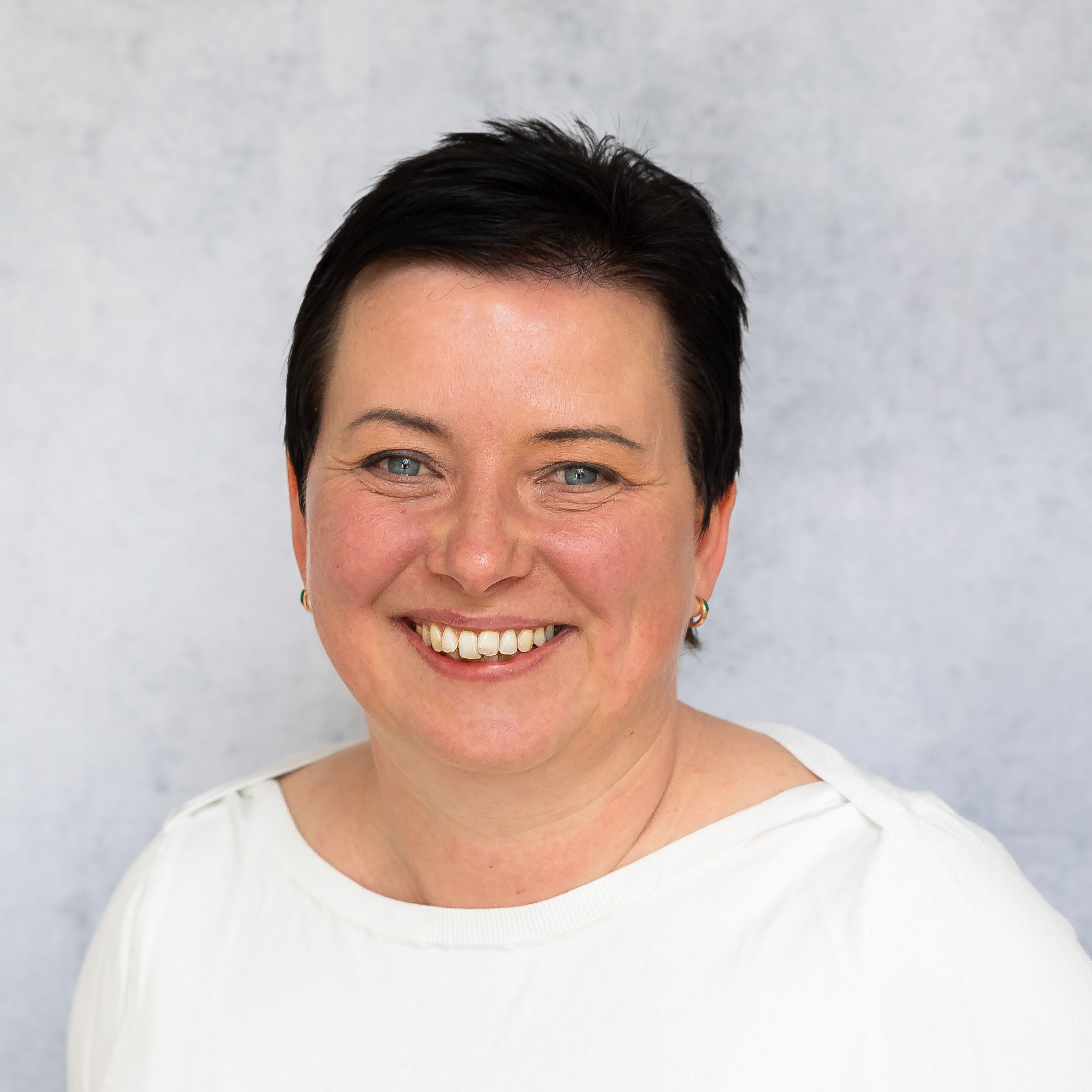 Porträtfoto von Michaela Meier-Rinke vom Kooperationspartner AWT, auf dem sie freundlich lächelt