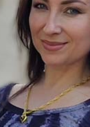 Foto von Artem und Liubov Iagmurdzhi, Weiterbildungsteilnehmer beim IBB, vor einem Schloss.