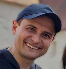 Foto von Artem und Liubov Iagmurdzhi, Weiterbildungsteilnehmer beim IBB, vor einem Schloss.