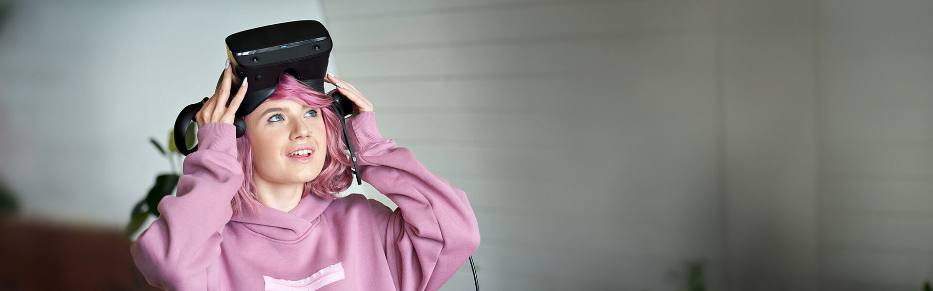 eine Frau in einem rosa Sweatshirt hält eine virtuelle virtuelle virtuelle virtuelle virtuelle virtuelle virtuelle virtuelle virtuelle virtuelle virtuelle virtuelle