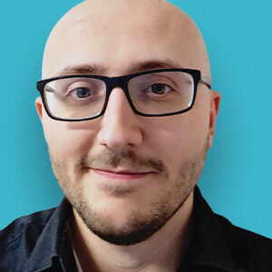 ein Mann mit Brille und einem schwarzen Hemd